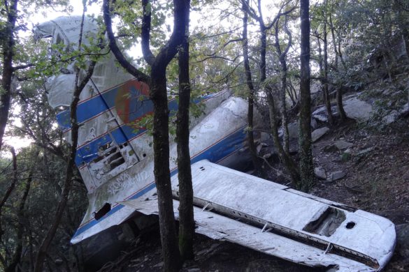 El avión estrellado en Requesens que aún permanece entre los árboles