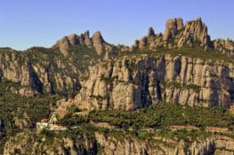 6 montañas con formas extrañas en España